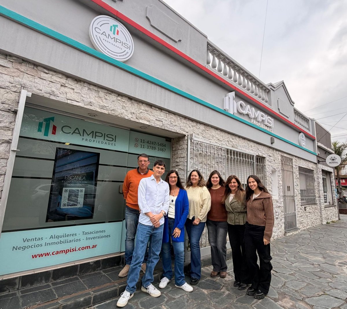 Equipo de Campisi Propiedades frente a la inmobiliaria